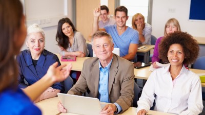 Ältere Studierende in der Weiterbildung der Klasse mit Lehrer